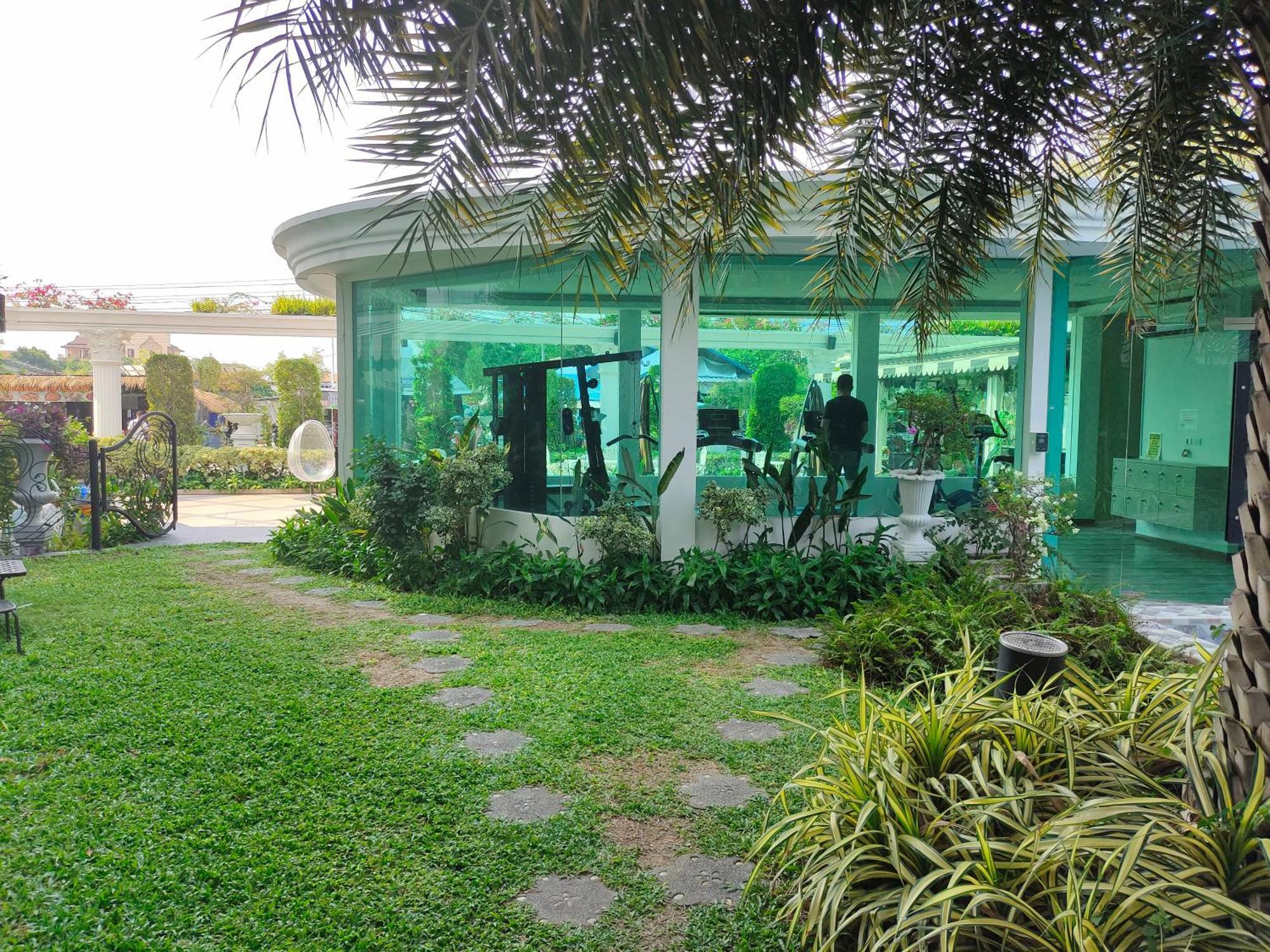 Center Luxurious Garden 1